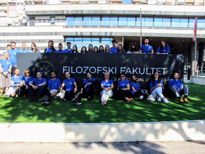 Prijem studenata prve generacije studenata upisanih na studij Psychology, slikano ispred zgrade Filozofskog fakulteta